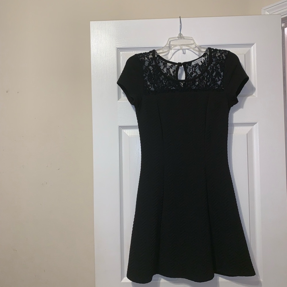 BLACK ALINE DRESS WITH LACE DETAILS